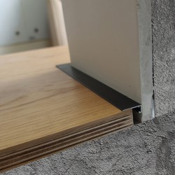 Микроплинтус алюминиевый Ликорн Лайн С-05.25.3 черный матовый 2500×6×16