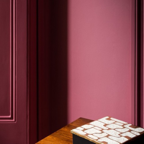 Краска Paint and Paper Library цвет Rhubarb 376 Architects Satinwood 0,75 л фото в интерьере