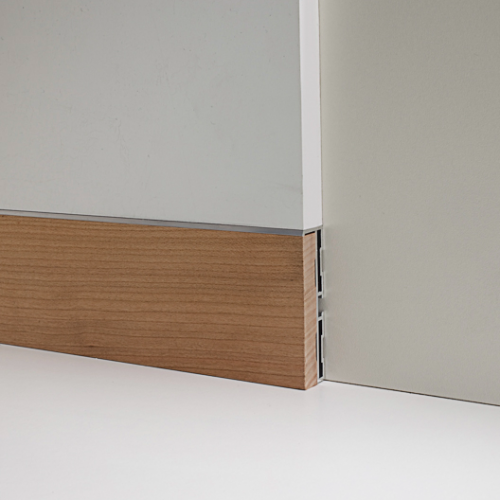 Плинтус алюминиевый скрытый Madest Decor прямой 2500×60×15 в комплекте с МДФ-вставкой фото в интерьере