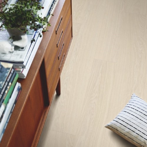 Виниловый пол Pergo клеевой Optimum Glue Modern plank Дуб датский светло-серый V3231-40099 1515×217×2.5 фото в интерьере