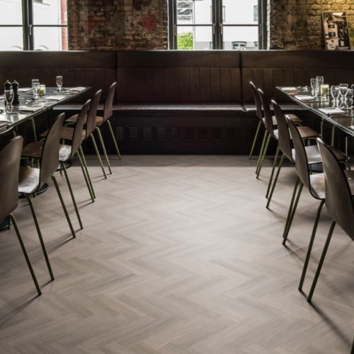 Кварцвиниловый SPC ламинат Kahrs Luxury Tiles Herringbone 5 mm Whinfell RL CHW 120 венгерская елка 720×120×5 Кварцвиниловый SPC ламинат Kahrs Luxury Tiles Herringbone 5 mm Whinfell RL CHW 120 венгерская елка 720×120×5