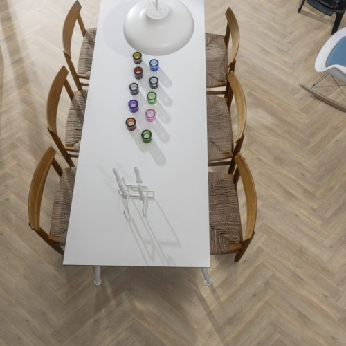 Кварцвиниловый SPC ламинат Kahrs Luxury Tiles Herringbone 5 mm Taiga RL CHW 120 венгерская елка 720×120×5 Кварцвиниловый SPC ламинат Kahrs Luxury Tiles Herringbone 5 mm Taiga RL CHW 120 венгерская елка 720×120×5