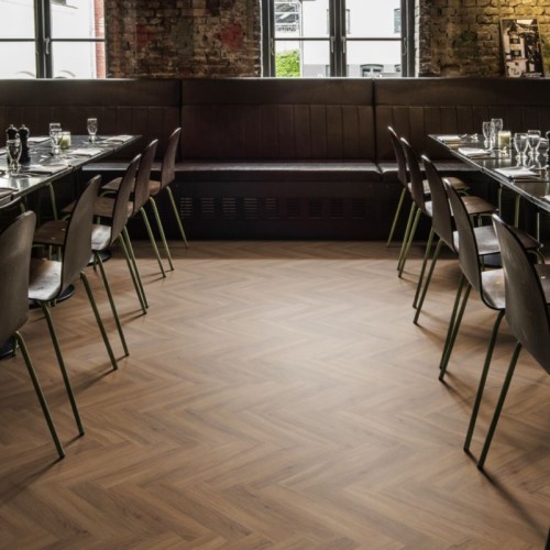 Кварцвиниловый SPC ламинат Kahrs Luxury Tiles Herringbone 5 mm Redwood CHW 120 венгерская елка 720×120×5 Кварцвиниловый SPC ламинат Kahrs Luxury Tiles Herringbone 5 mm Redwood CHW 120 венгерская елка 720×120×5