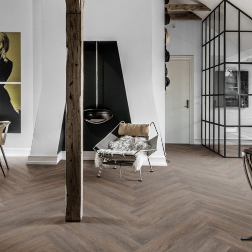 Кварцвиниловый SPC ламинат Kahrs Luxury Tiles Herringbone 5 mm Saxon CHW 120 венгерская елка 720×120×5 Кварцвиниловый SPC ламинат Kahrs Luxury Tiles Herringbone 5 mm Saxon CHW 120 венгерская елка 720×120×5