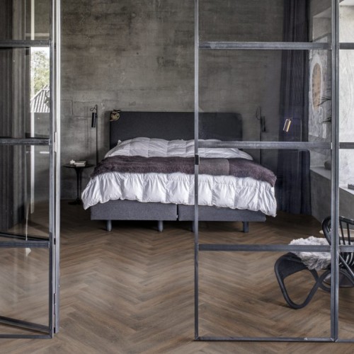 Кварцвиниловый SPC ламинат Kahrs Luxury Tiles Herringbone 5 mm Saxon CHW 120 венгерская елка 720×120×5 Кварцвиниловый SPC ламинат Kahrs Luxury Tiles Herringbone 5 mm Saxon CHW 120 венгерская елка 720×120×5