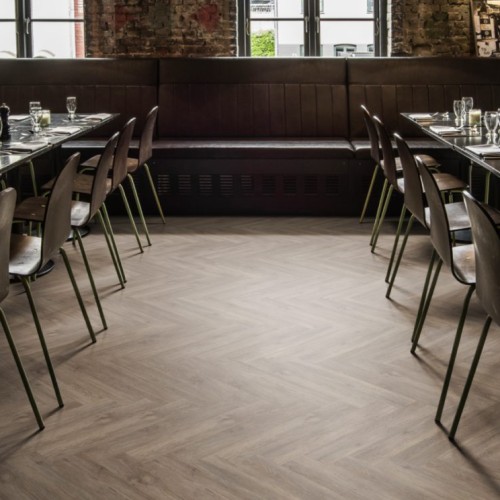 Кварцвиниловый SPC ламинат Kahrs Luxury Tiles Herringbone 5 mm Sarek CHW 120 венгерская елка 720×120×5 Кварцвиниловый SPC ламинат Kahrs Luxury Tiles Herringbone 5 mm Sarek CHW 120 венгерская елка 720×120×5