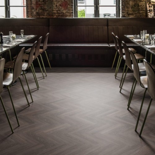 Кварцвиниловый SPC ламинат Kahrs Luxury Tiles Herringbone 5 mm Tongass CHW 120 венгерская елка 720×120×5 Кварцвиниловый SPC ламинат Kahrs Luxury Tiles Herringbone 5 mm Tongass CHW 120 венгерская елка 720×120×5