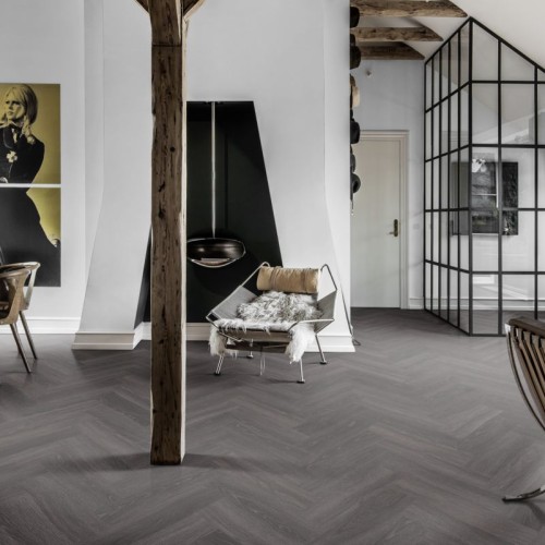 Кварцвиниловый SPC ламинат Kahrs Luxury Tiles Herringbone 5 mm Calder CHW 120 венгерская елка 720×120×5 Кварцвиниловый SPC ламинат Kahrs Luxury Tiles Herringbone 5 mm Calder CHW 120 венгерская елка 720×120×5