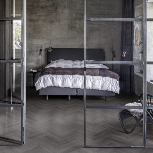 Кварцвиниловый SPC ламинат Kahrs Luxury Tiles Herringbone 5 mm Calder CHW 120 венгерская елка 720×120×5 Кварцвиниловый SPC ламинат Kahrs Luxury Tiles Herringbone 5 mm Calder CHW 120 венгерская елка 720×120×5