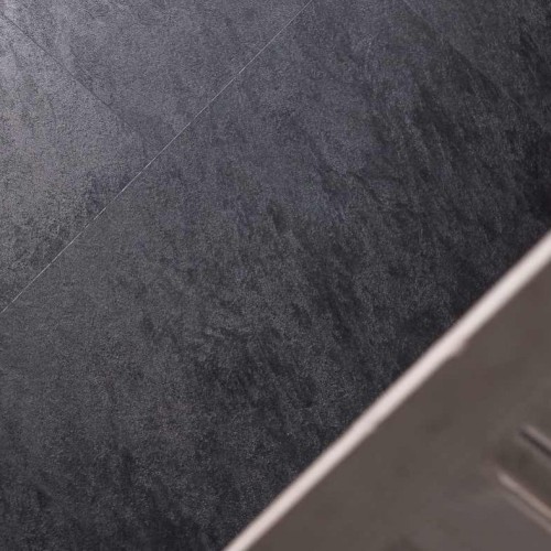 Виниловый пол Vinilam клеевой Ceramo Stone Glue Сланцевый Черный 61607 950×480×2,5 фото в интерьере