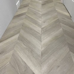 Кварцвиниловый SPC ламинат Vinilam Parquet Chevron Шеврон Сезар RI4445118CL4 французская елка 1293×305×8,5