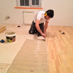 Укладка палубная паркетной и инженерной доски клеевая на фанеру