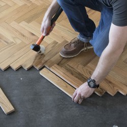 Укладка елочкой паркетной и инженерной доски с замковым соединением