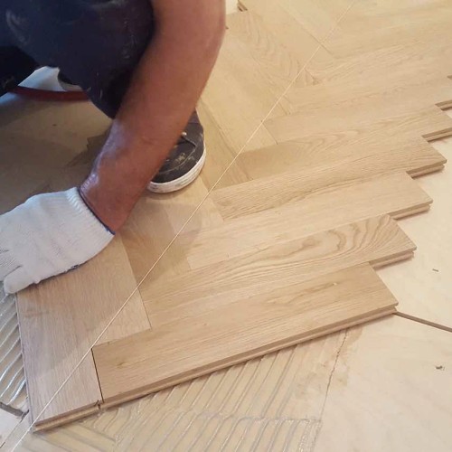 Укладка елочкой паркетной и инженерной доски клеевая на фанеру Укладка елочкой паркетной и инженерной доски клеевая на фанеру