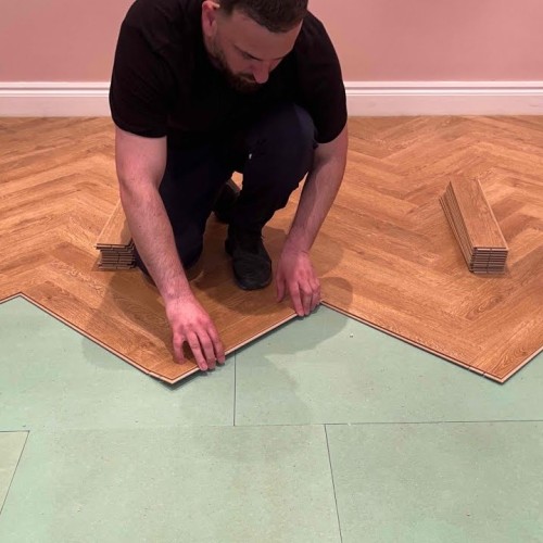 Укладка елочкой кварцвиниловых полов с замковым соединением Укладка елочкой кварцвиниловых полов с замковым соединением