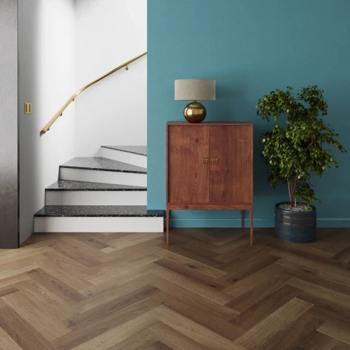 Кварцвиниловый SPC ламинат Invictus Maximus Herringbone Highland Oak Chocolate венгерская елка 743×145×5