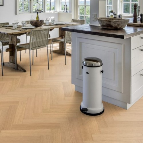 Паркетная доска Kahrs Life Authentic Herringbone Oak Chamomille Right LTCLRW5001R-121 Calm венгерская елка 593×121×10