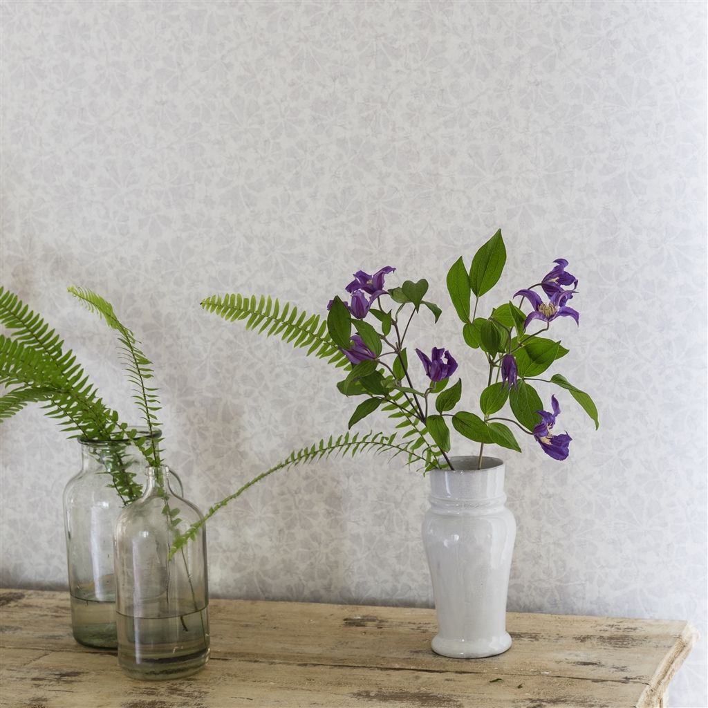 Обои Designers Guild Marquisette Arlay-Graphite PDG686/08 фото в интерьере Обои Designers Guild Marquisette Arlay-Graphite PDG686/08 фото в интерьере