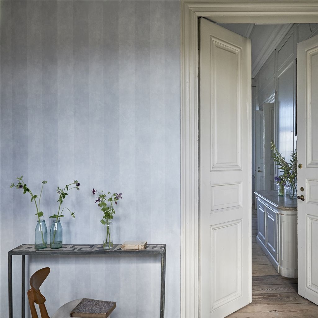 Обои Designers Guild Parchment Stripe Sevres Porcelain PDG720/15 фото в интерьере