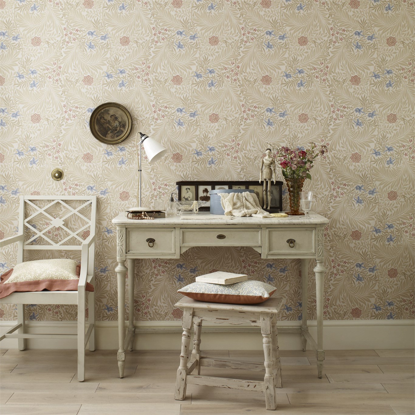 Обои Morris Archive Wallpapers II Larkspur 212556 фото в интерьере