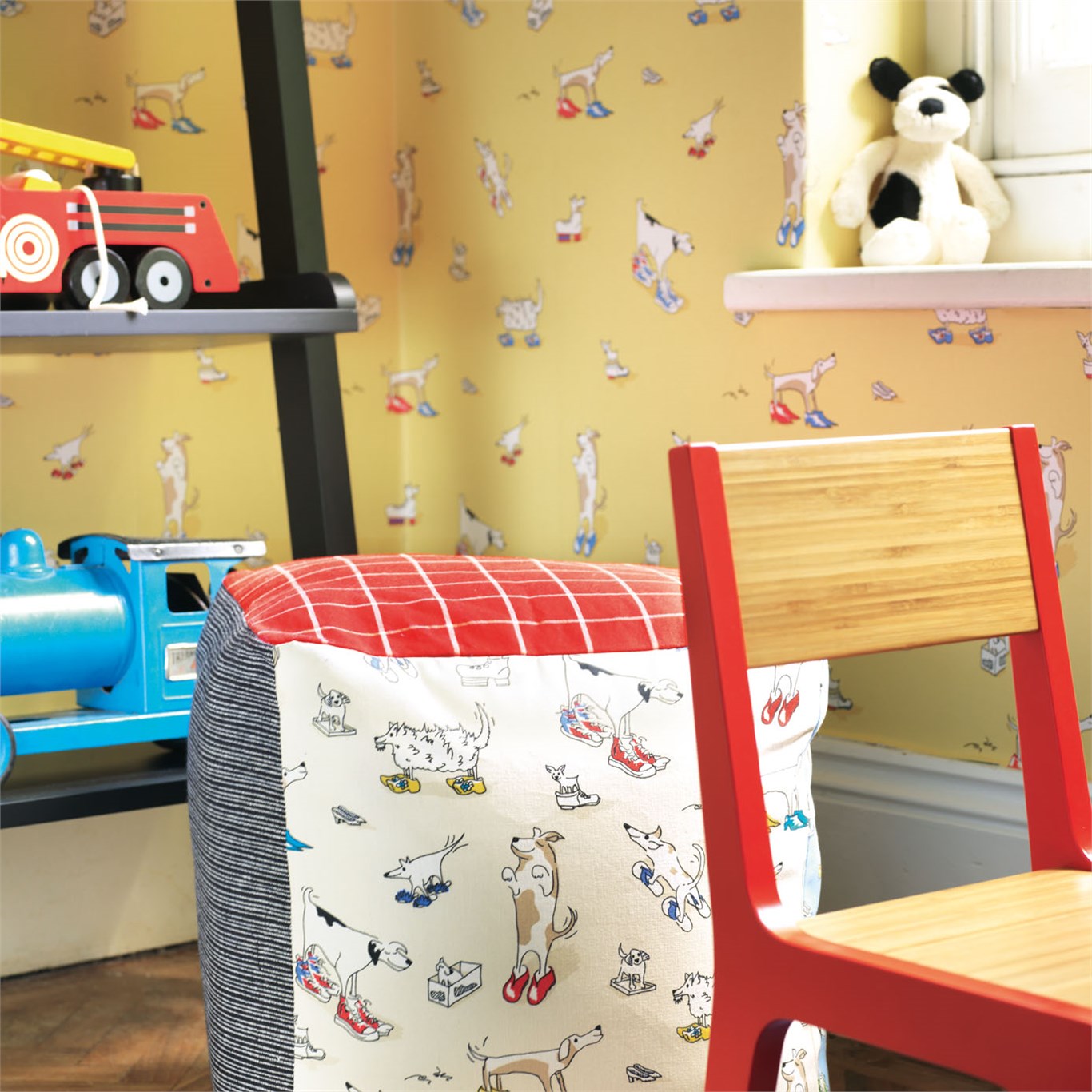 Обои Sanderson Abracazoo Dogs in Clogs 214012 фото в интерьере Обои Sanderson Abracazoo Dogs in Clogs 214012 фото в интерьере