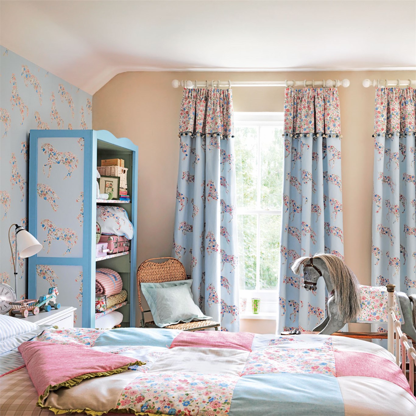 Обои Sanderson Abracazoo Pretty Ponies 214036 фото в интерьере Обои Sanderson Abracazoo Pretty Ponies 214036 фото в интерьере