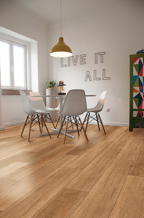 Пробковый пол замковый CorkArt Design concept Enzo DW 4007 DNN B 1200×210×10,5 фото в интерьере