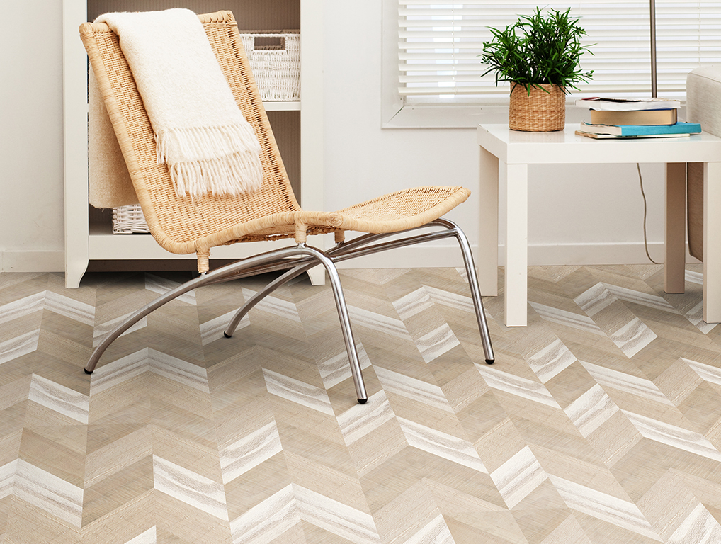 Пробковый пол замковый Corkstyle Chevron Creme французская елка 1235×305×10 фото в интерьере