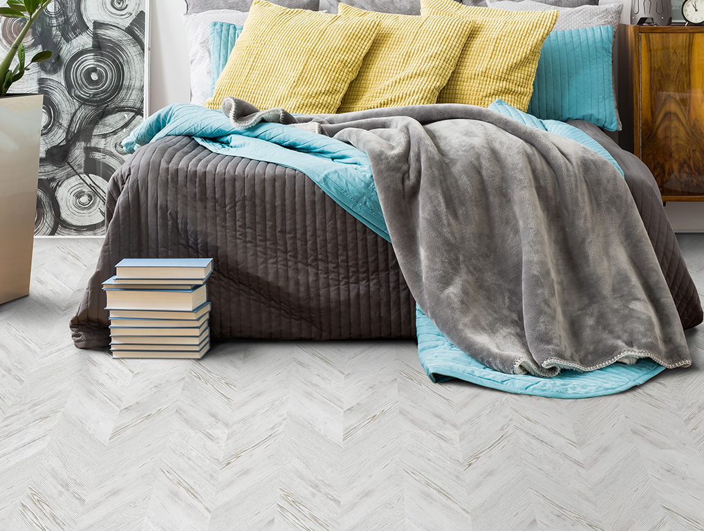 Пробковый пол клеевой Corkstyle Chevron White французская елка 1235×305×6 фото в интерьере