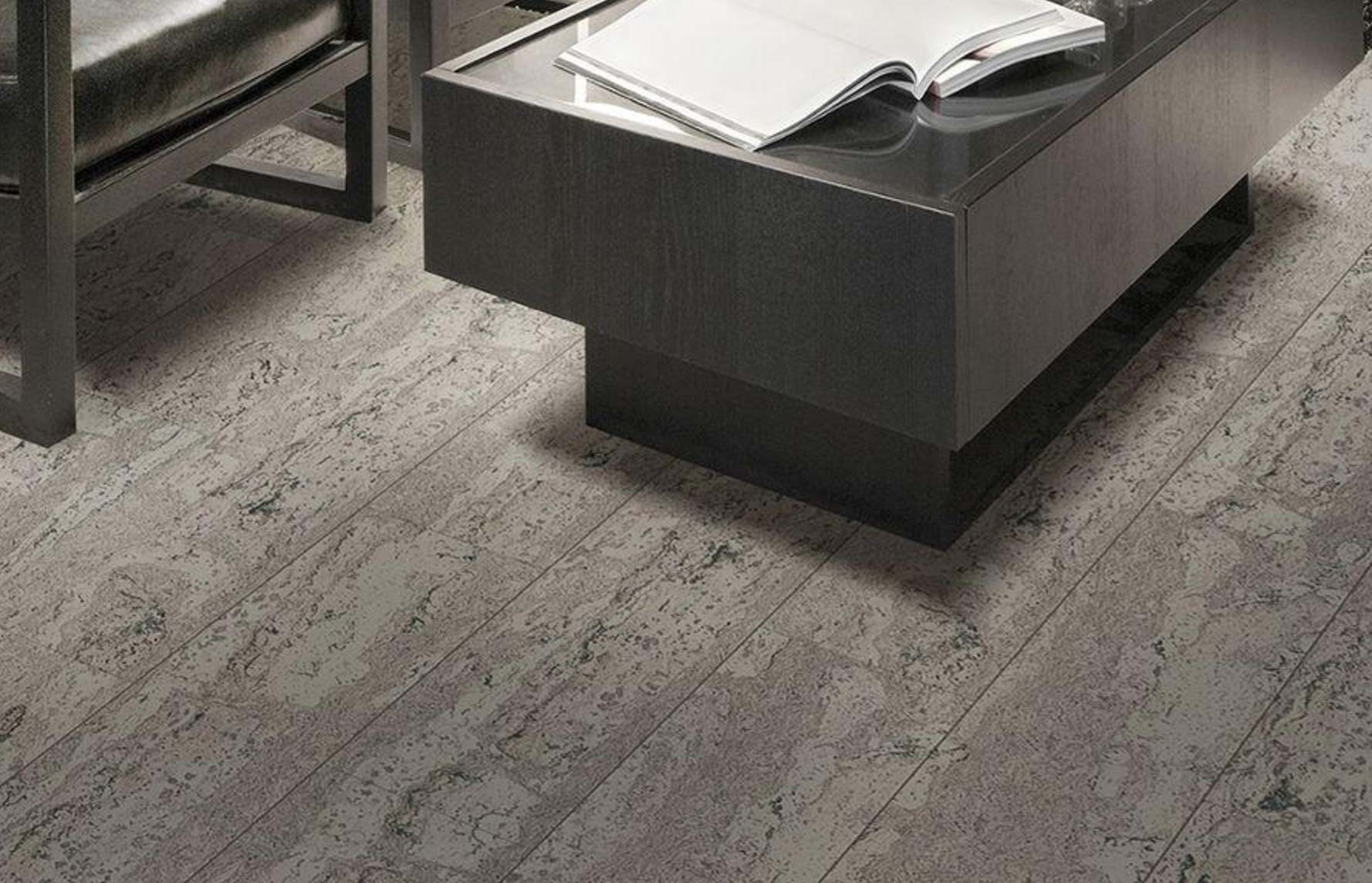 Пробковый пол клеевой Corkstyle CorkPro Comprido Smoke 915×200×6 фото в интерьере