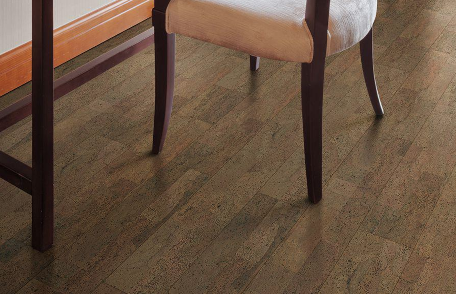 Пробковый пол клеевой Corkstyle CorkPro Fantasie Brown 915×200×6 фото в интерьере