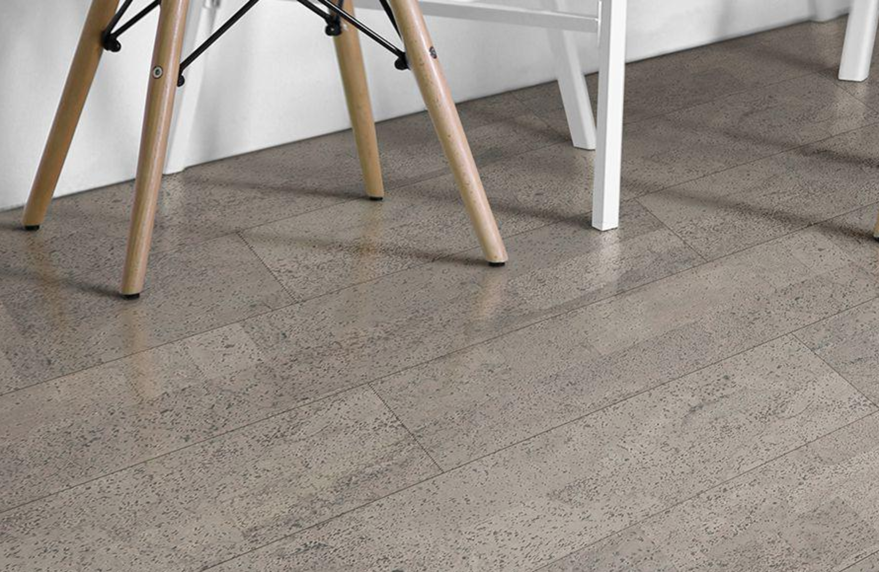Пробковый пол клеевой Corkstyle CorkPro Fantasie Smoke 915×200×6 фото в интерьере