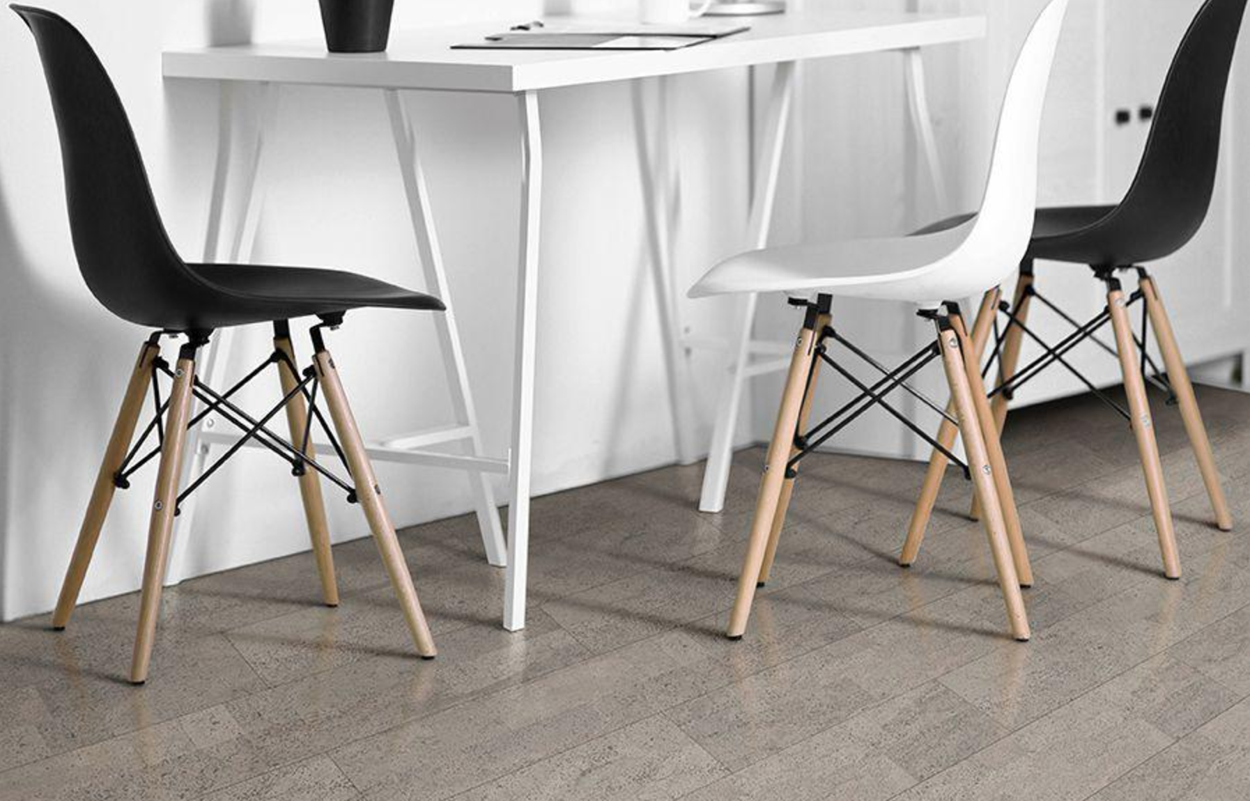 Пробковый пол клеевой Corkstyle CorkPro Fantasie Smoke 915×200×6 фото в интерьере
