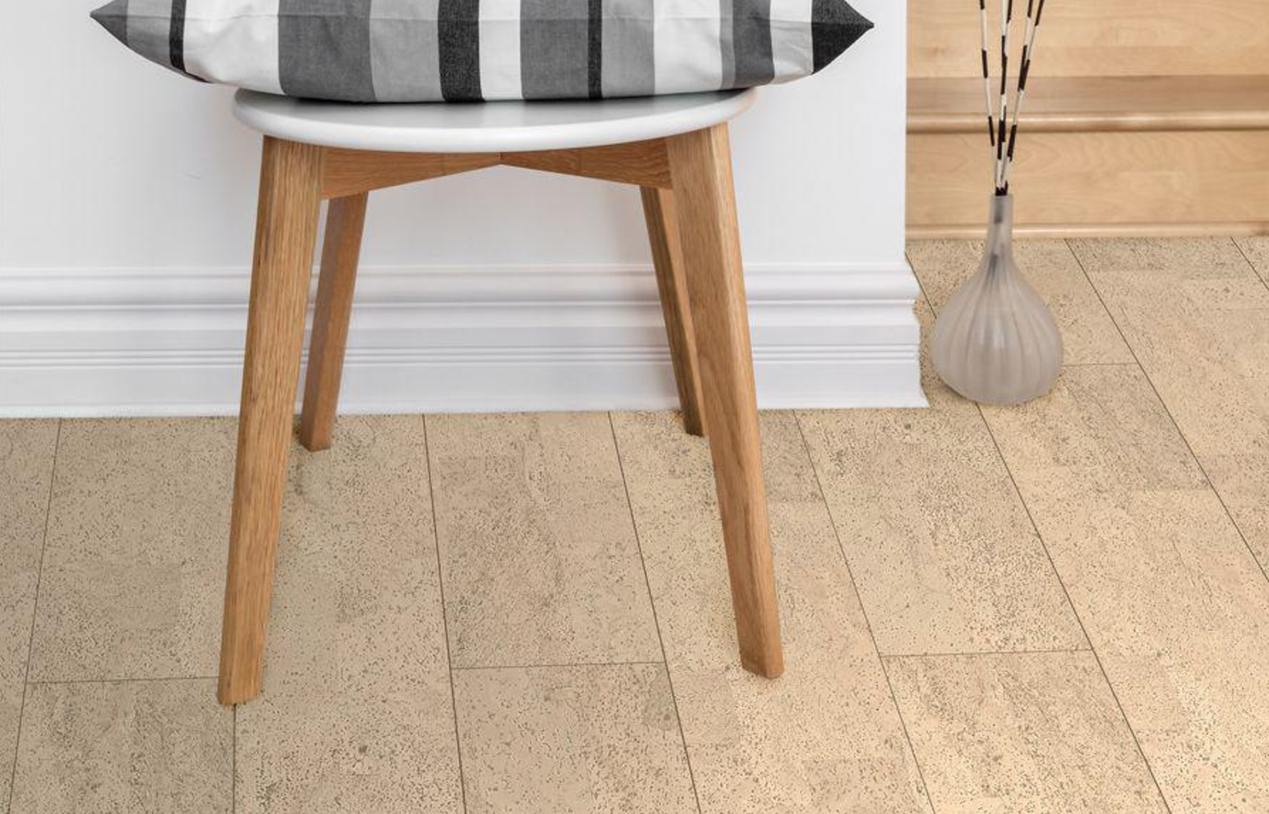 Пробковый пол клеевой Corkstyle CorkPro Fantasie Vanilla 915×200×6 фото в интерьере
