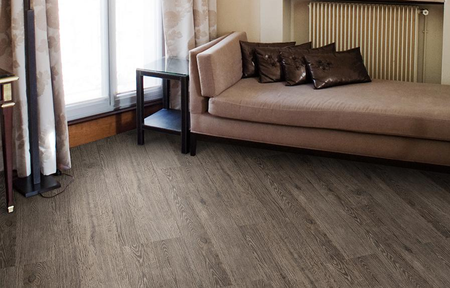 Пробковый пол замковый Corkstyle Wood Oak Rustic silver 915×305×10 фото в интерьере