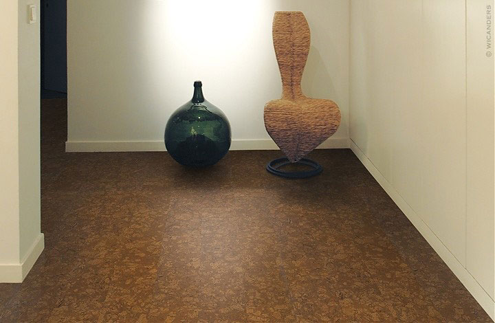Пробковый пол замковый Wicanders Cork Essence Personality Chestnut P832002 905×295×10,5 фото в интерьере