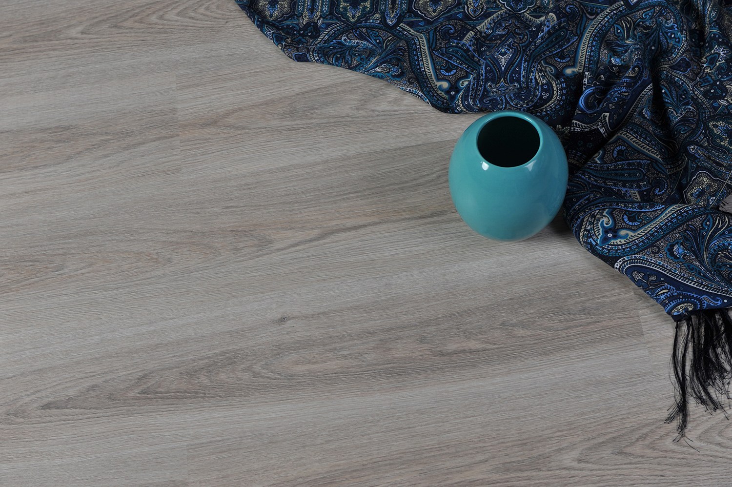 Кварцвиниловая плитка FineFloor замковая Light Дуб Леффа FF-1326 1314×190×3,6 фото в интерьере Кварцвиниловая плитка FineFloor замковая Light Дуб Леффа FF-1326 1314×190×3,6 фото в интерьере