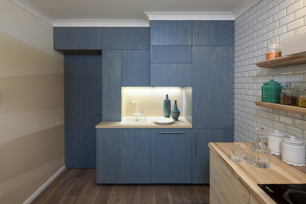 Потолочный плинтус под покраску Orac Decor Luxxus C240 2000×80×80 фото в интерьере