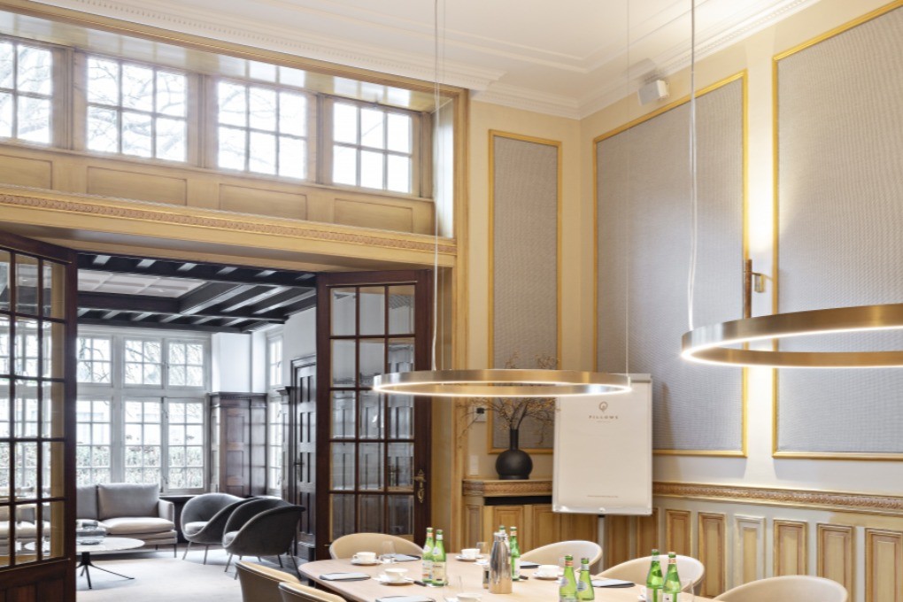 Потолочный плинтус под покраску Orac Decor Luxxus C211 2000×112×116 фото в интерьере