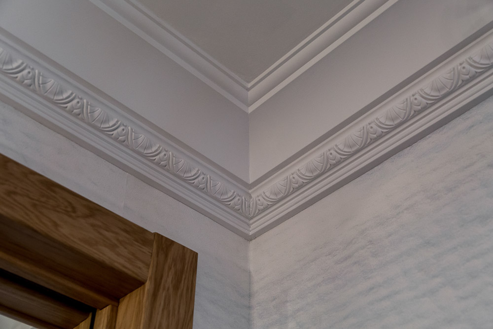 Потолочный плинтус под покраску Orac Decor Luxxus C301 2000×144×170 фото в интерьере