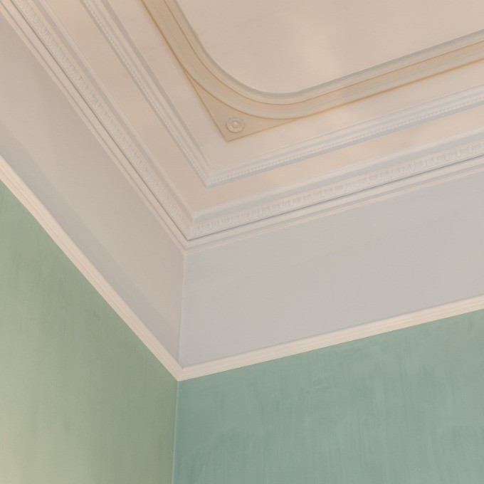 Потолочный плинтус под покраску Orac Decor Luxxus C307 2000×195×195 фото в интерьере
