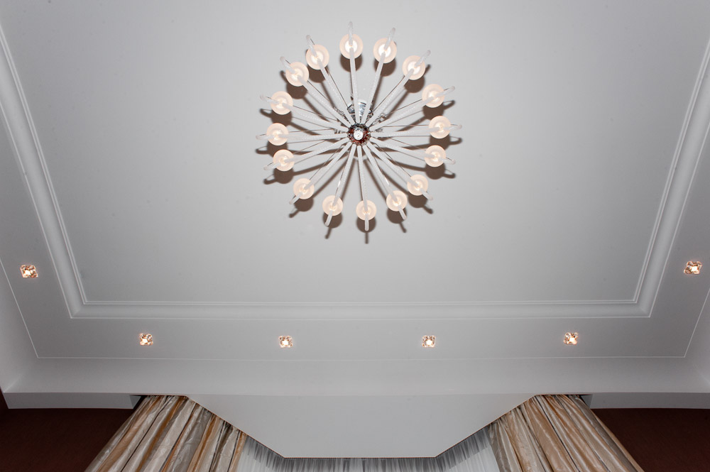 Потолочный плинтус под покраску Orac Decor Luxxus C331 2000×135×64 фото в интерьере