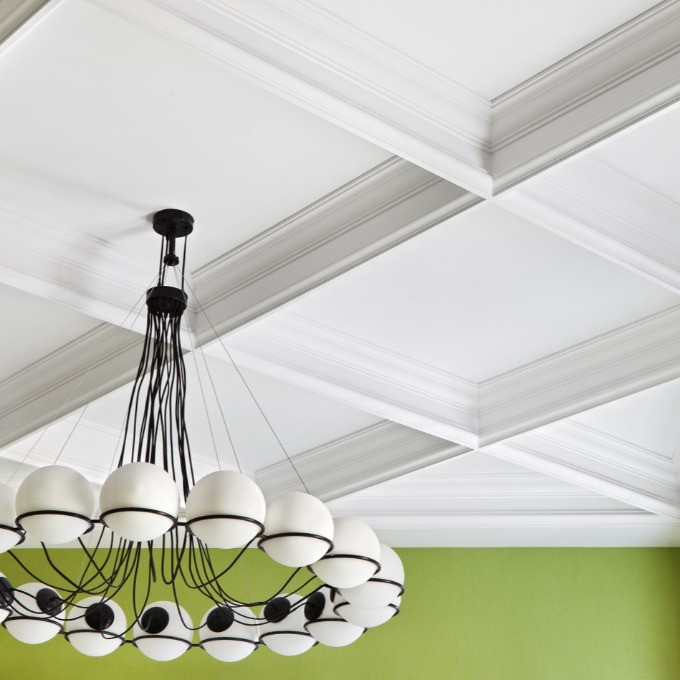 Потолочный плинтус под покраску Orac Decor Luxxus C332 2000×114×230 фото в интерьере