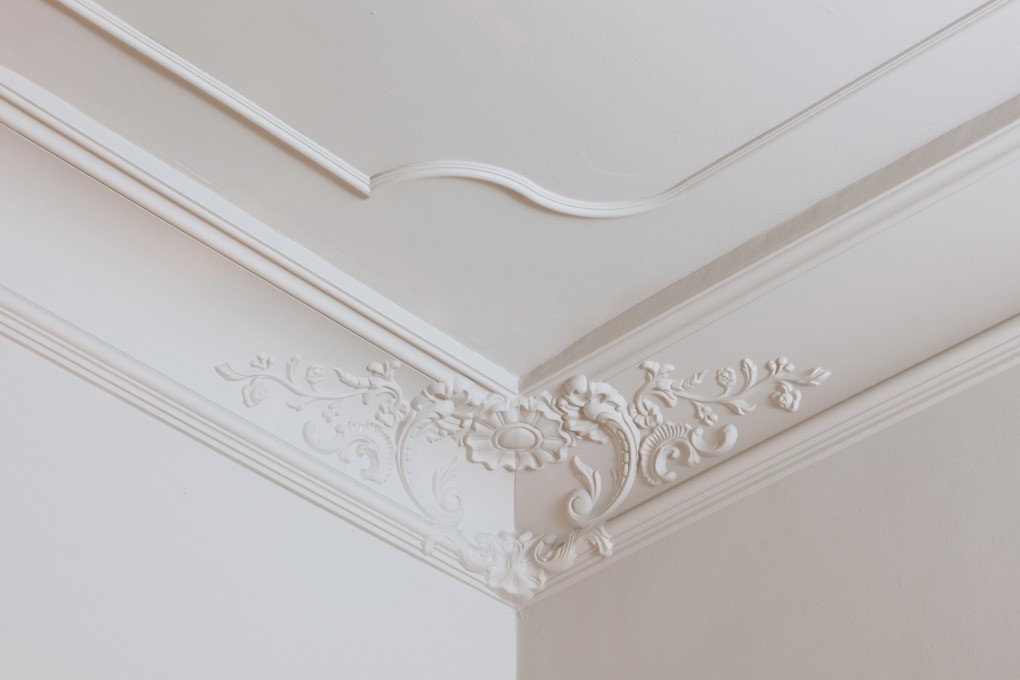 Потолочный плинтус под покраску Orac Decor Luxxus C338B 2000×182×182 фото в интерьере