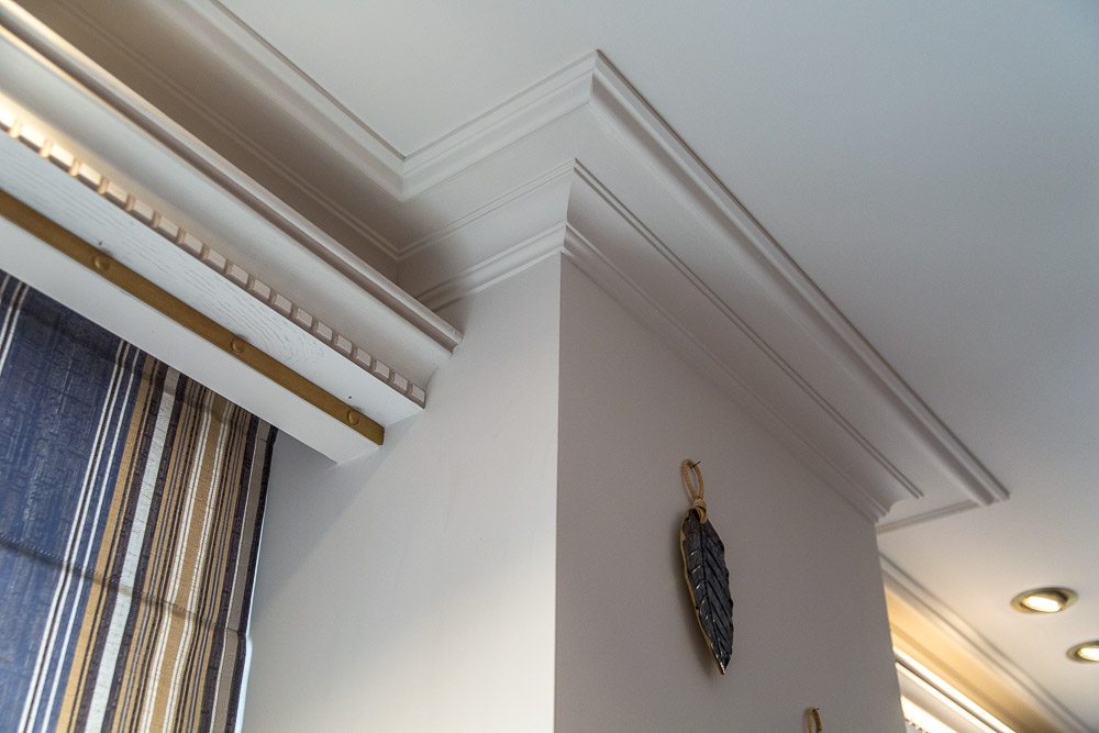 Потолочный плинтус под покраску Orac Decor Luxxus C339 2000×64×141 фото в интерьере