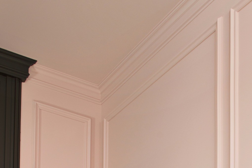 Потолочный плинтус под покраску Orac Decor Luxxus C339 2000×64×141 фото в интерьере