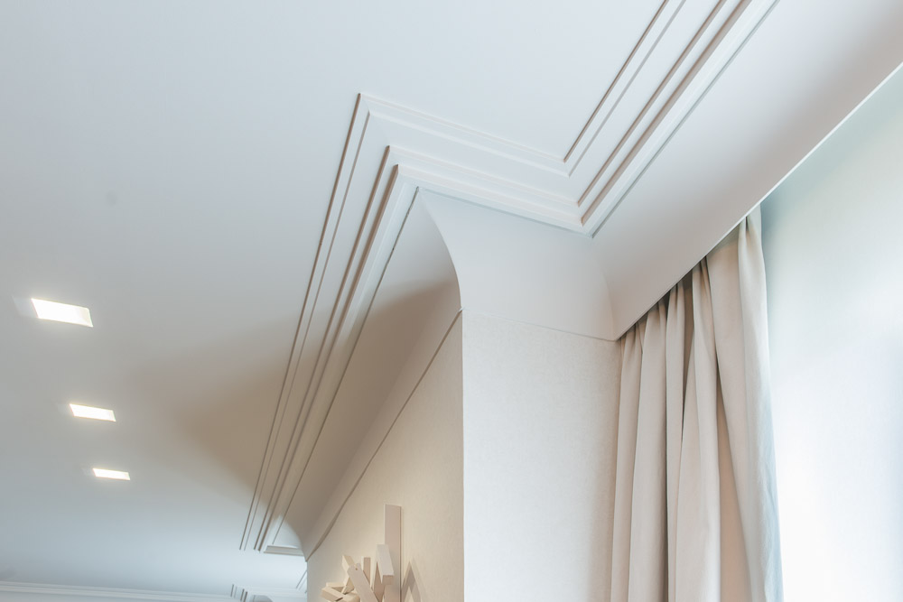 Потолочный плинтус под покраску Orac Decor Luxxus C355 2000×111×35 фото в интерьере