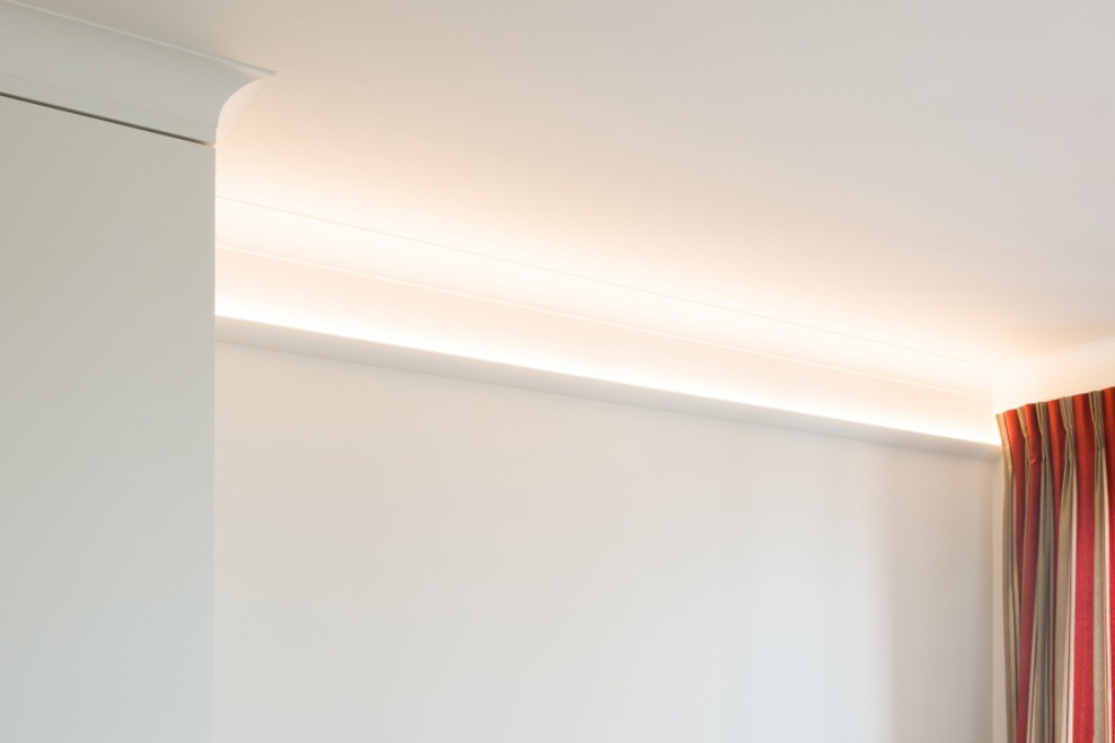 Потолочный плинтус под покраску Orac Decor Modern Curve C362 с подсветкой 2000×50×50 фото в интерьере