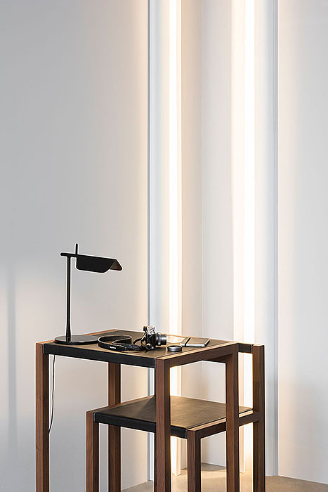 Потолочный плинтус под покраску Orac Decor Modern Antonio C374 с подсветкой 2000×50×180 фото в интерьере