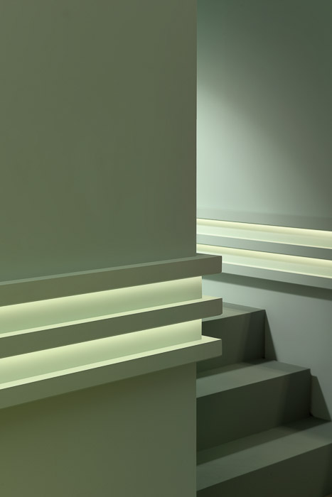 Потолочный плинтус под покраску Orac Decor Modern L3 C380 с подсветкой 2000×50×50 фото в интерьере